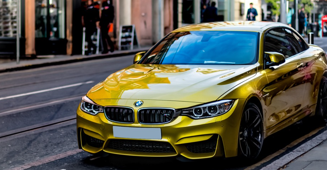 žluté auto